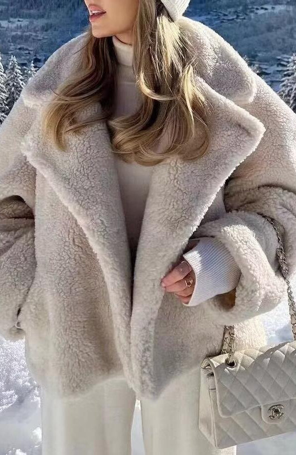 Elegant langry polo collar furry coat in beige quilted design with silver hardware