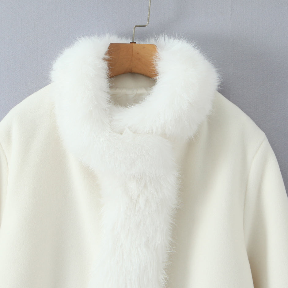Elegant langry fashion cream fur-trimmed woolen jacket with soft texture