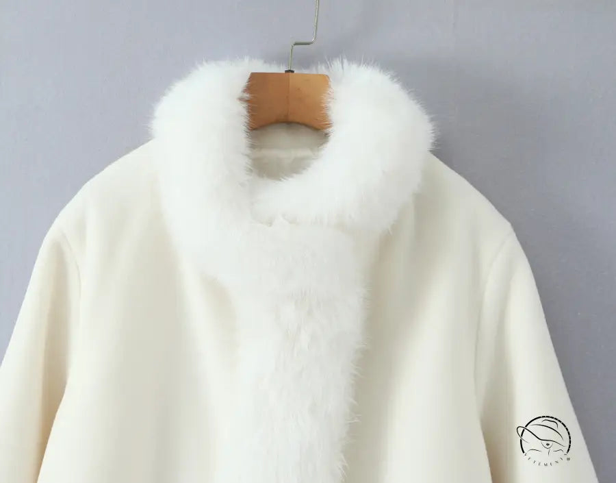 Elegant langry fur collar woolen jacket in cream-colored fashion ملابس