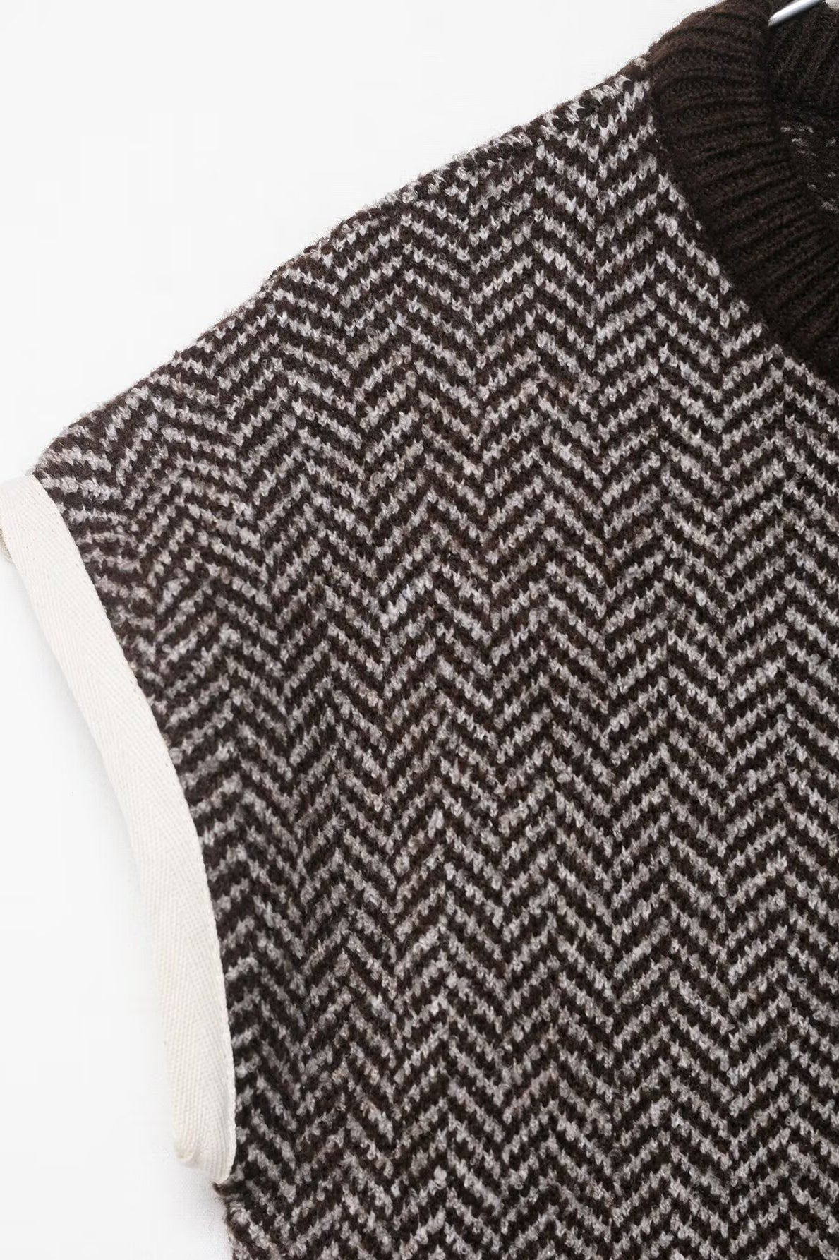 Elegant langry fashion knitted herringbone vest top in black and white