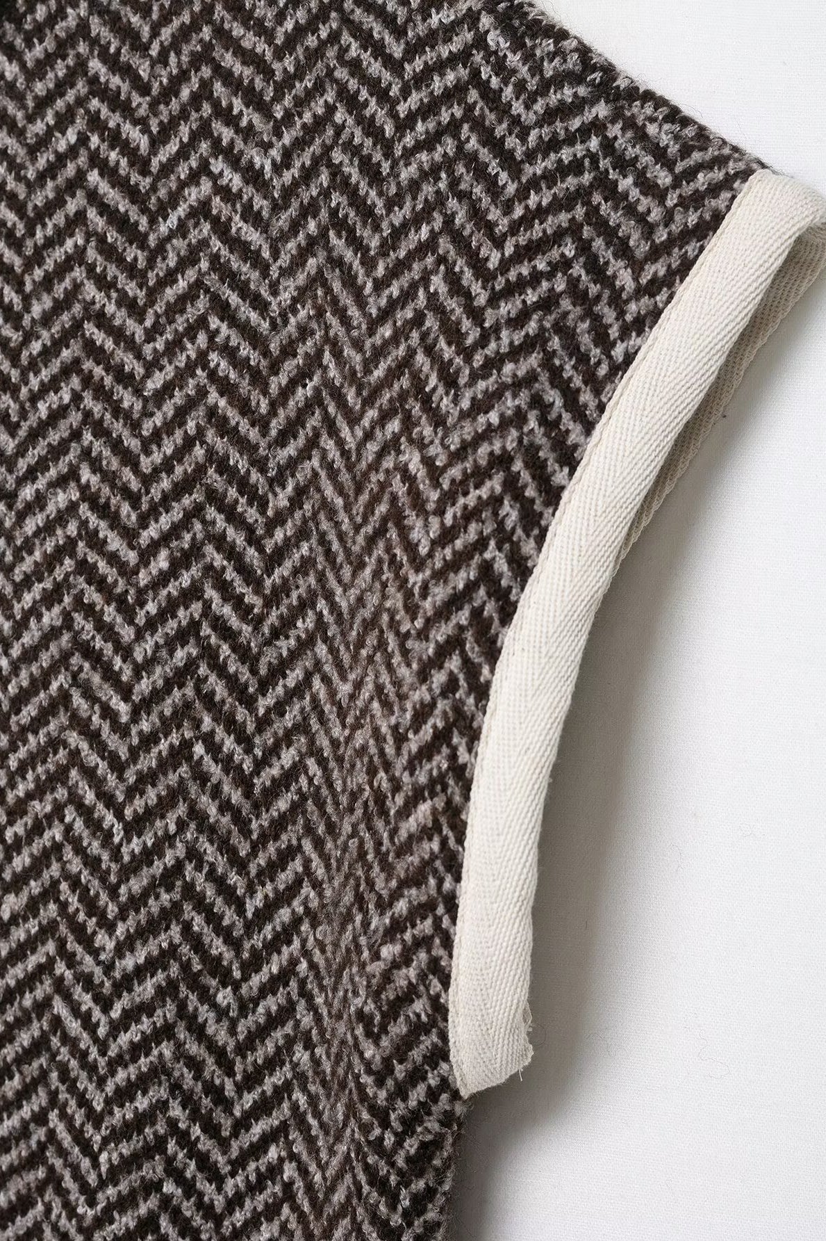 Elegant langry fashion knitted wool vest in herringbone pattern with cream trim