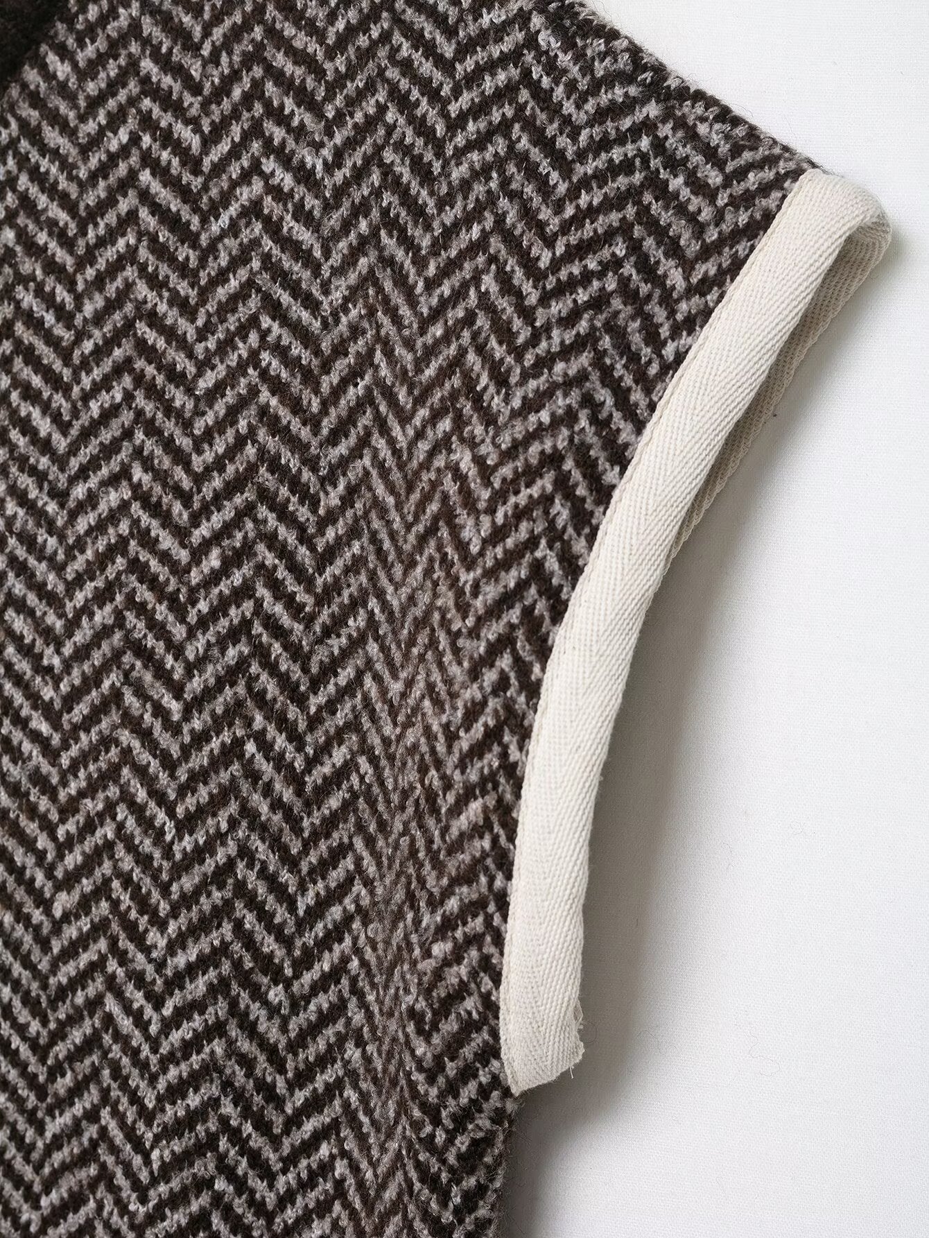 Elegant langry fashion knitted wool vest in herringbone pattern with cream trim