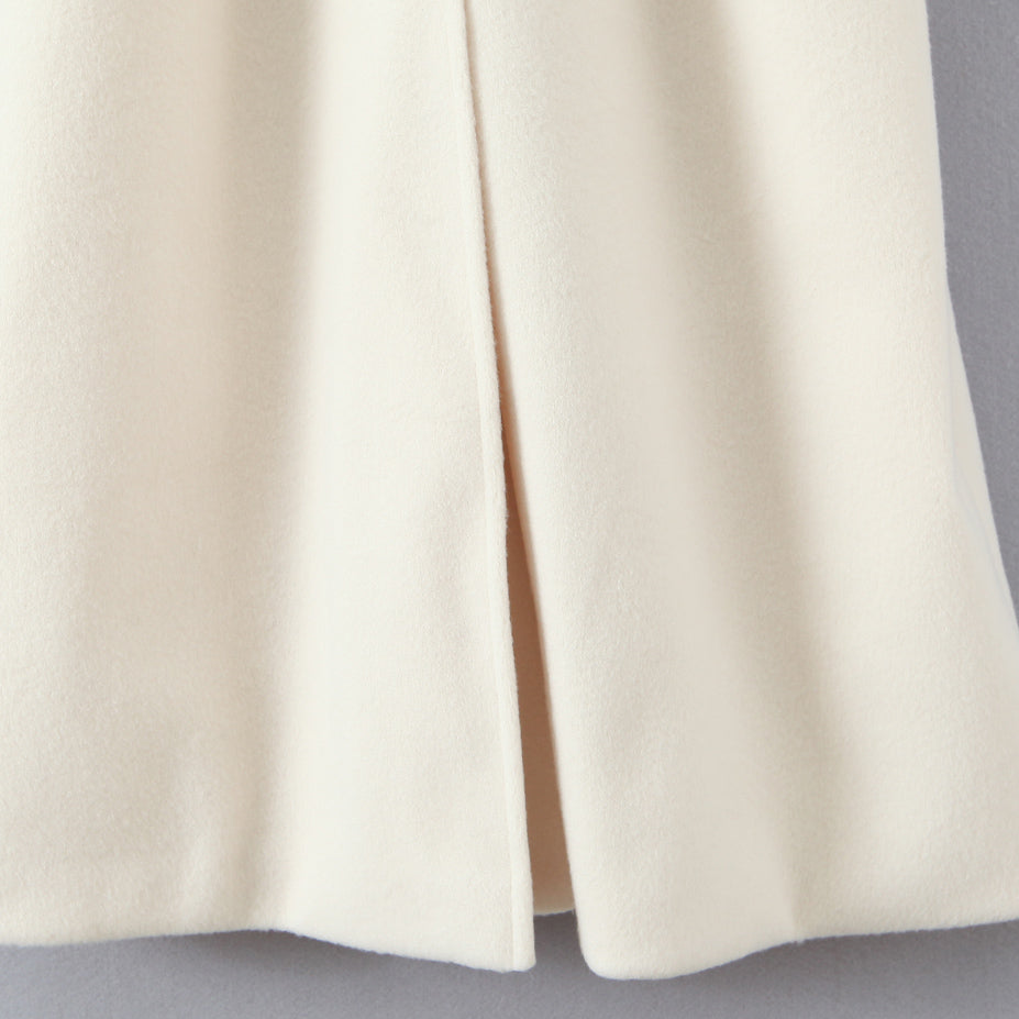 Elegant white woolen langry fashion coat with cream-colored pleated skirt slit