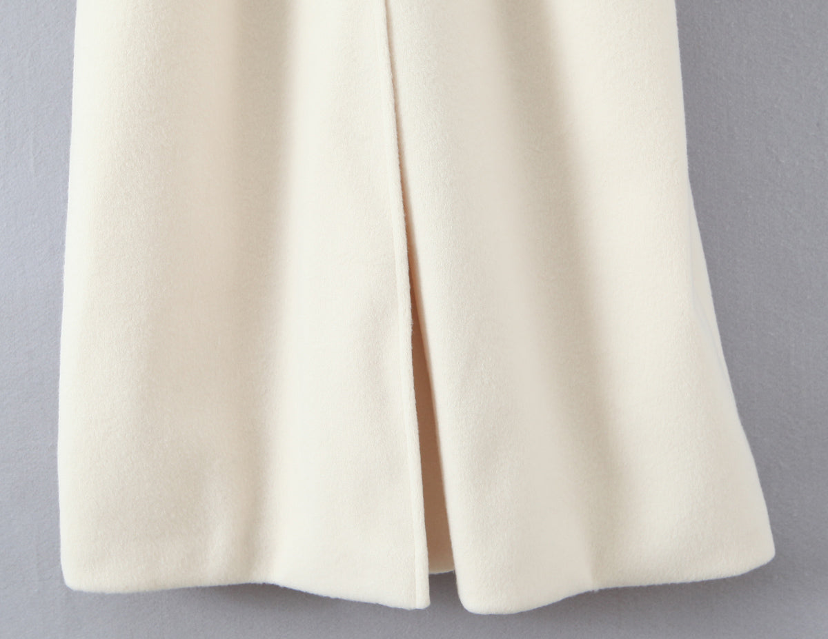 Elegant white woolen langry fashion coat with cream-colored pleated skirt slit