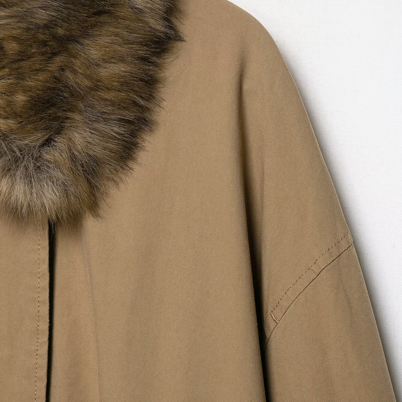 Elegant Langry fur collar bomber jacket in camel-colored fur-trimmed fashion coat with hood and zipper
