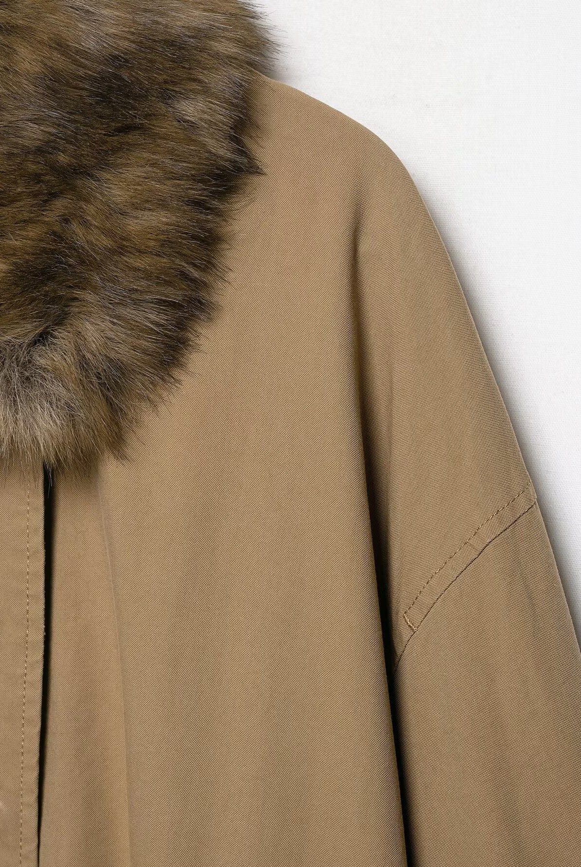 Elegant Langry fur collar bomber jacket in camel-colored fur-trimmed fashion coat with hood and zipper