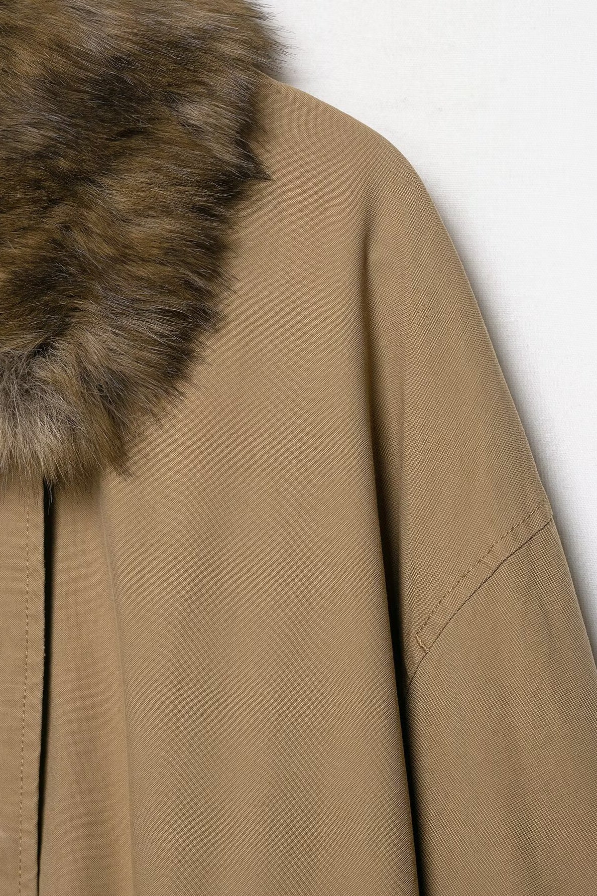 Elegant Langry fur collar bomber jacket in camel-colored fur-trimmed fashion coat with hood and zipper