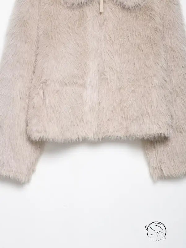 Fashionable langry warm wool jacket in beige faux fur with hood and zipper