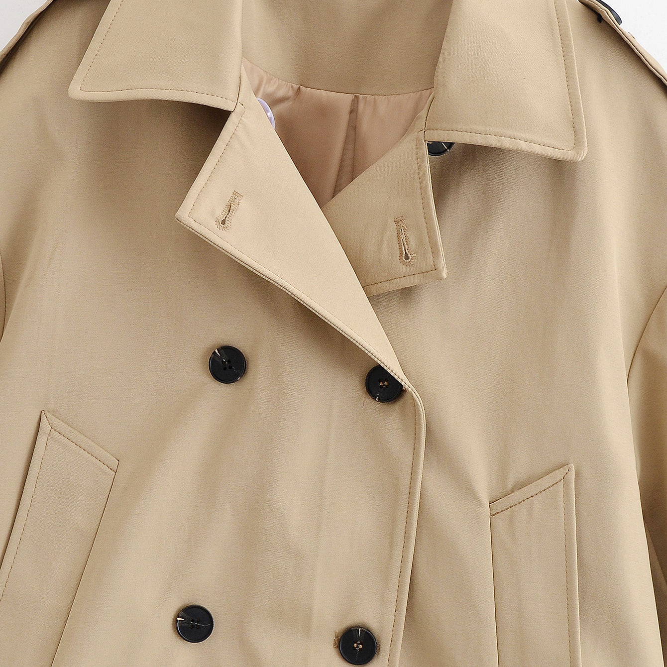 Enchanting Capable short khaki trench coat in beige with black buttons and double-breasted fashion design