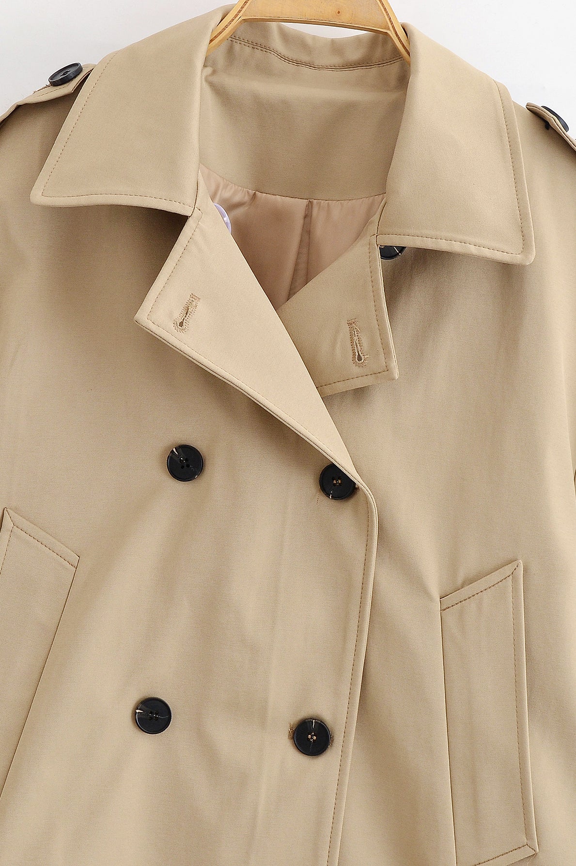 Enchanting Capable short khaki trench coat in beige with black buttons and double-breasted fashion design