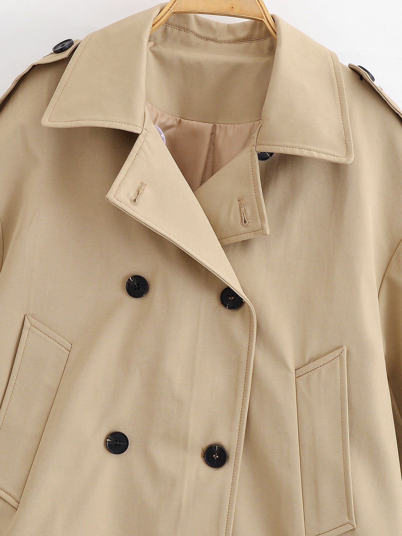 Enchanting Capable short khaki trench coat in beige with black buttons and double-breasted fashion design