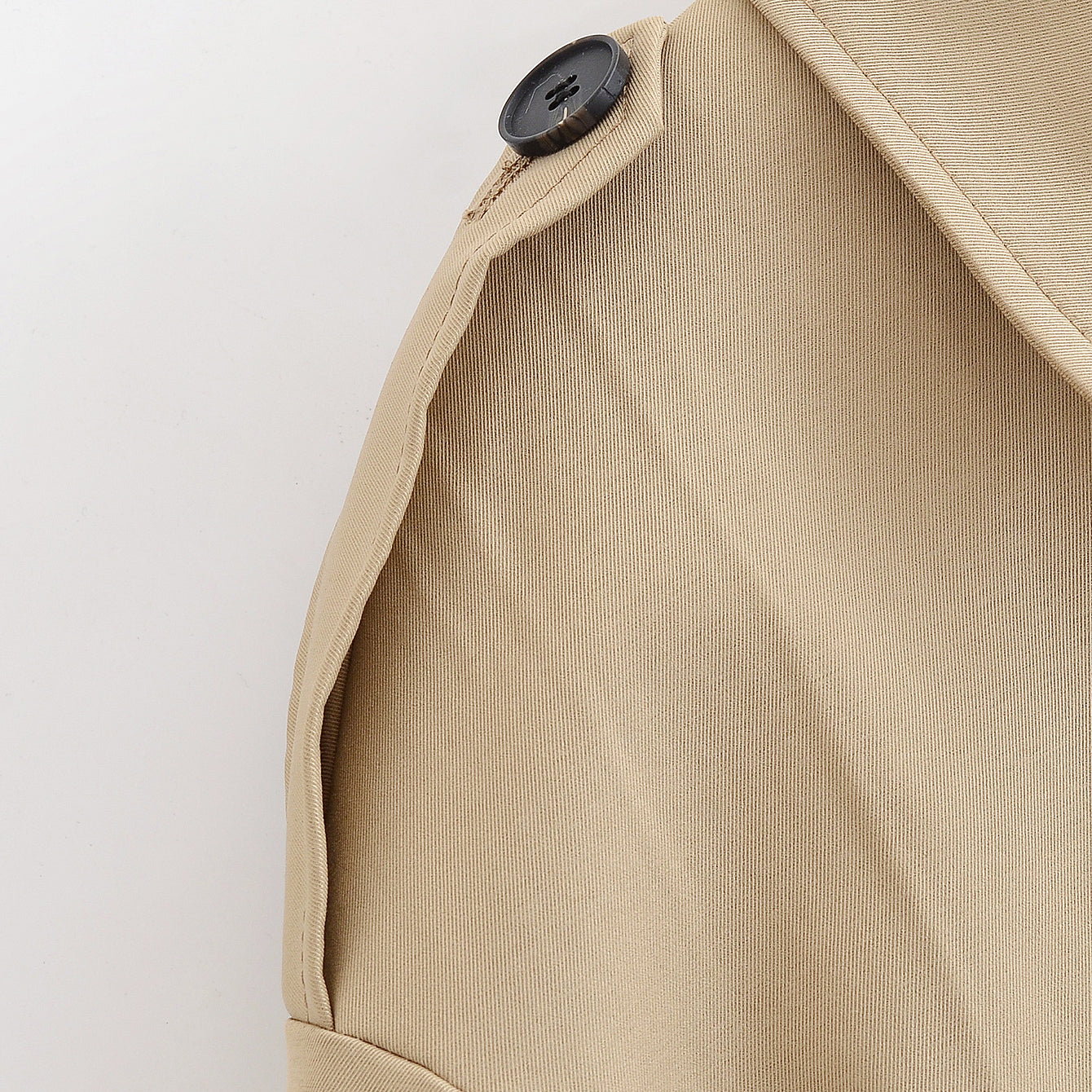 Enchanting Langry short khaki trench coat in beige with black buttons