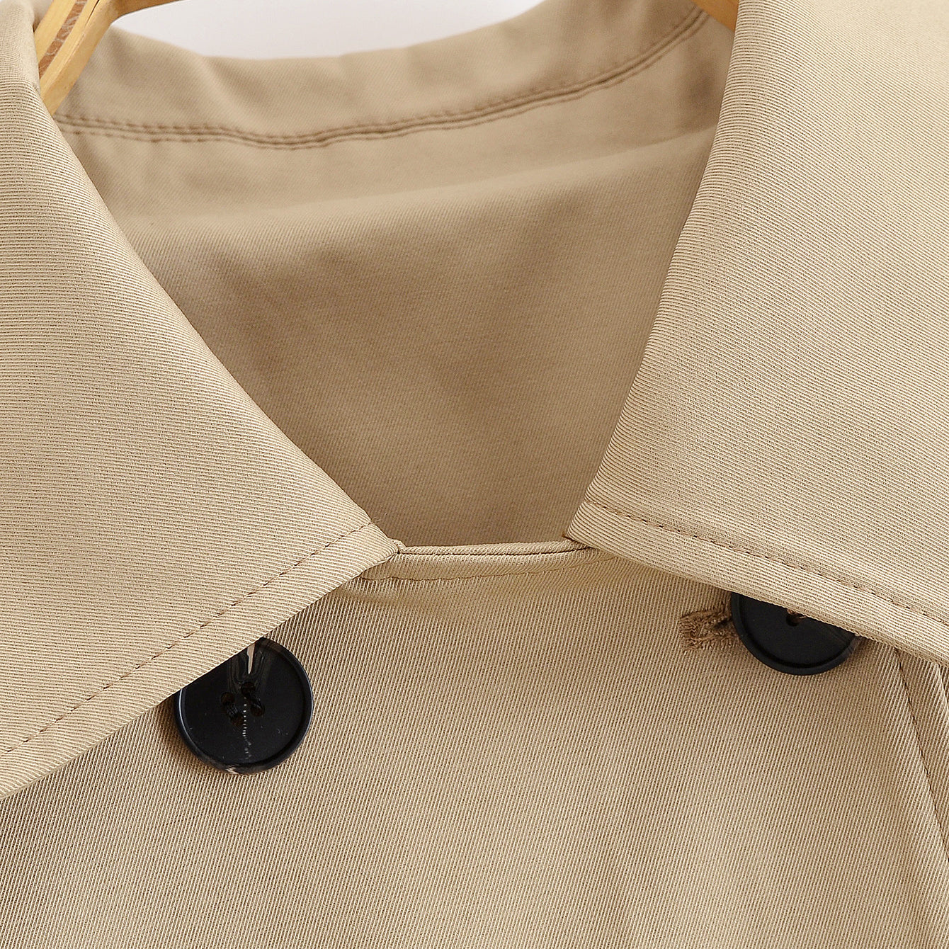 Enchanting Langry short khaki trench coat in beige with black buttons