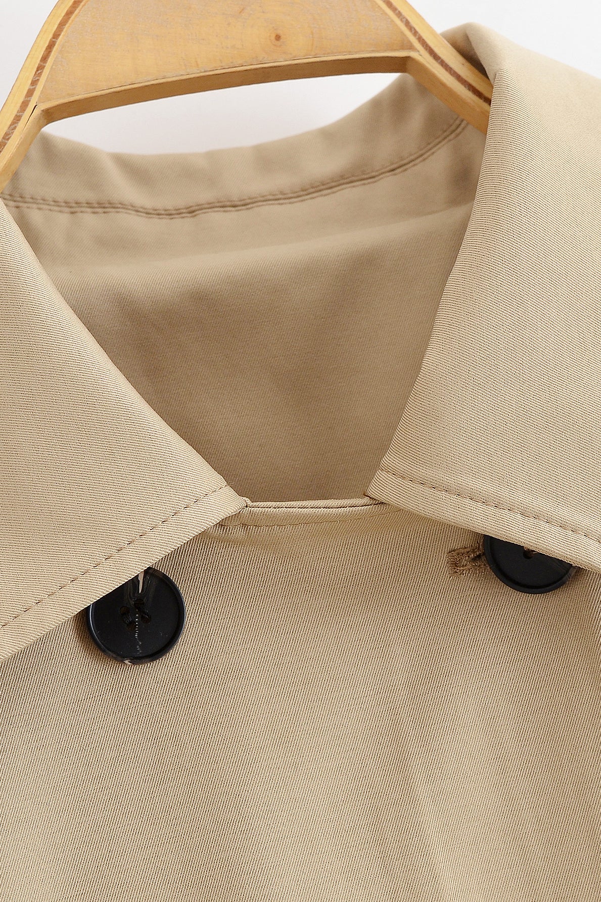 Enchanting Langry short khaki trench coat in beige with black buttons