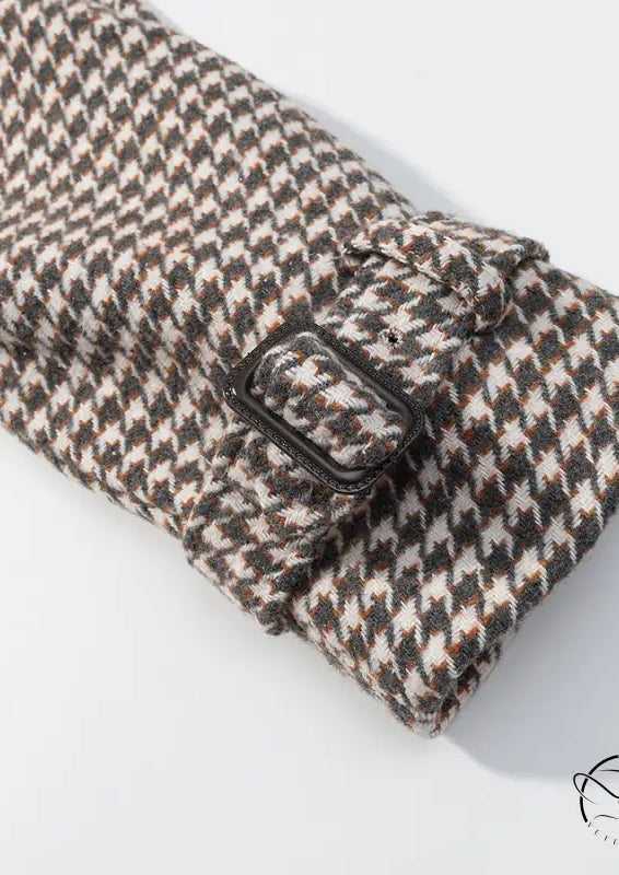 Winter retro plaid woolen mittens in houndstooth with black buttons
