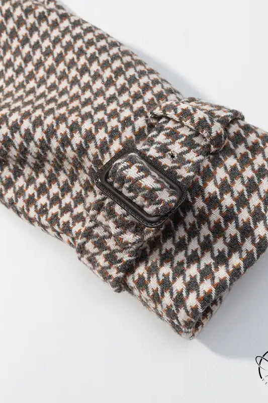 Winter retro plaid woolen mittens in houndstooth with black buttons