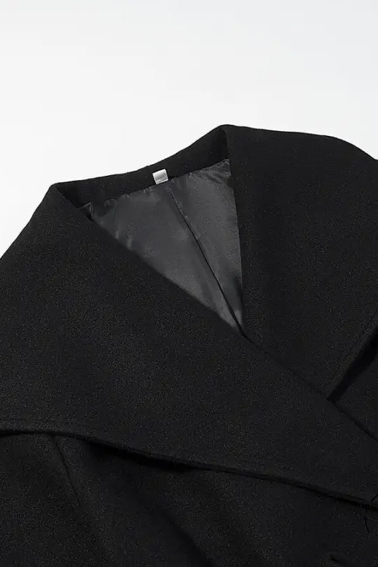 Elegant woolen coat: black wool with wide collar and satin lining