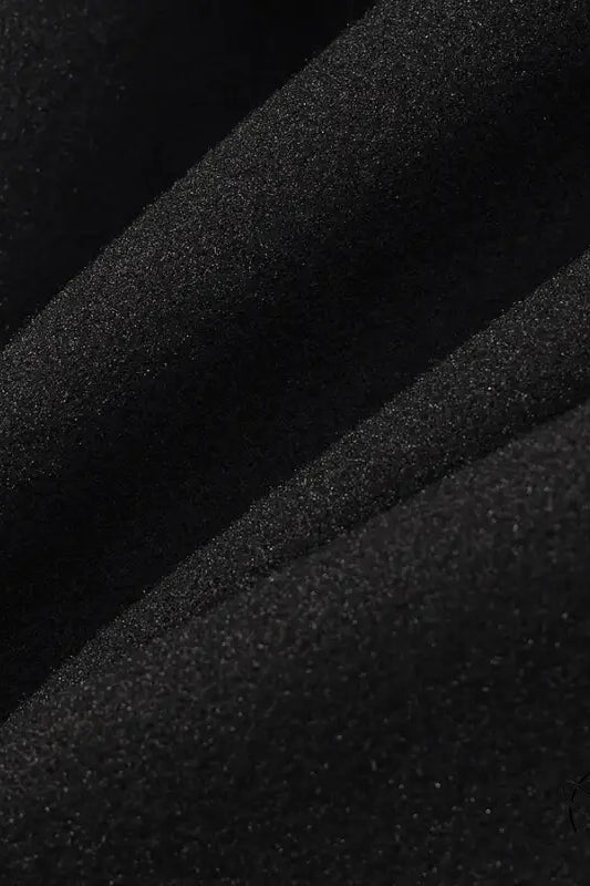 Elegant woolen coat with black textured plush cushion