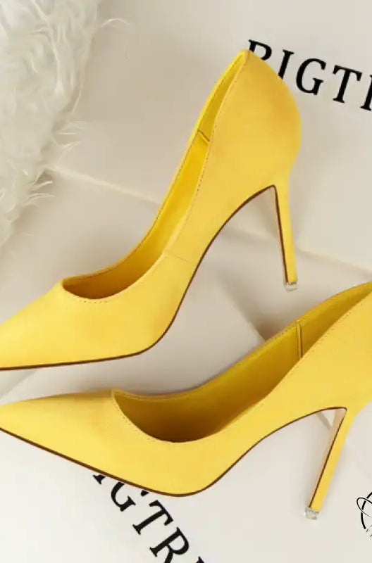Yellow simple stiletto high-heeled pumps with pointed toes and thin heels