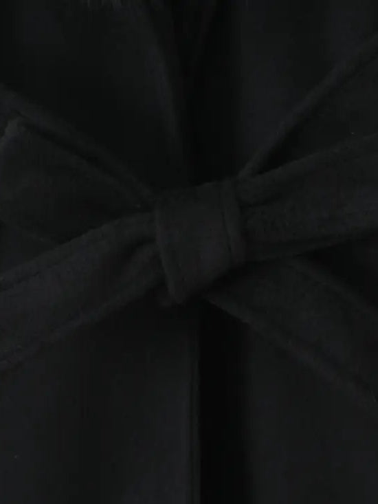 Elegant white silk bow tie with black knot for langry fashion coats