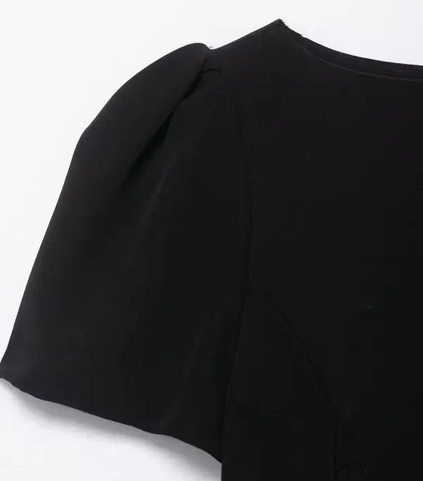 Enchanting short pleated pocket dress with black puffed short sleeve