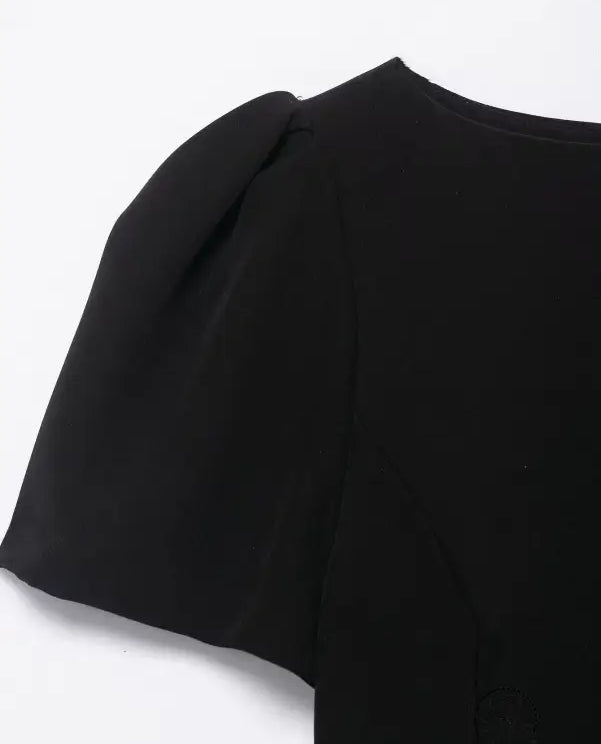 Enchanting short pleated pocket dress with black puffed short sleeve