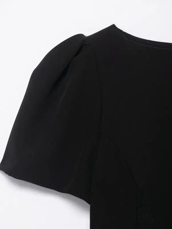 Enchanting short pleated pocket dress with black puffed short sleeve