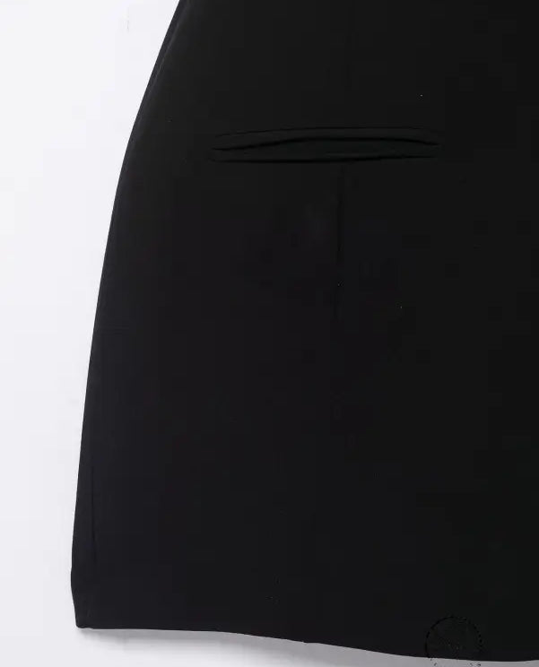 Enchanting short pleated pocket dress with black tailored skirt and minimalist stitching