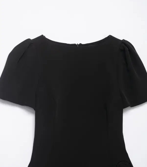 Enchanting short pleated pocket dress in black with puffed sleeves