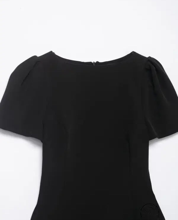 Enchanting short pleated pocket dress in black with puffed sleeves