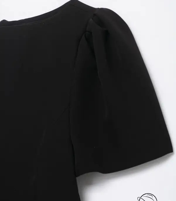 Enchanting short pleated pocket dress in black with puffed sleeves