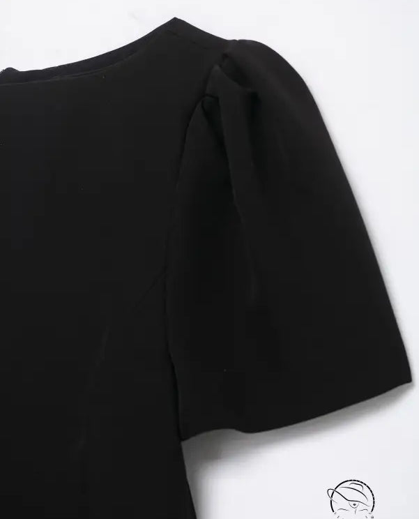 Enchanting short pleated pocket dress in black with puffed sleeves