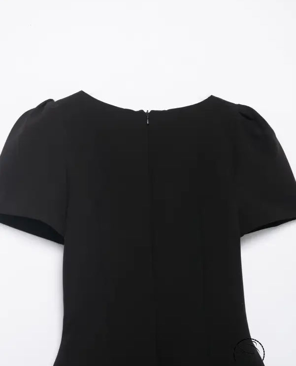 Enchanting short pleated pocket dress in black with puffed sleeves