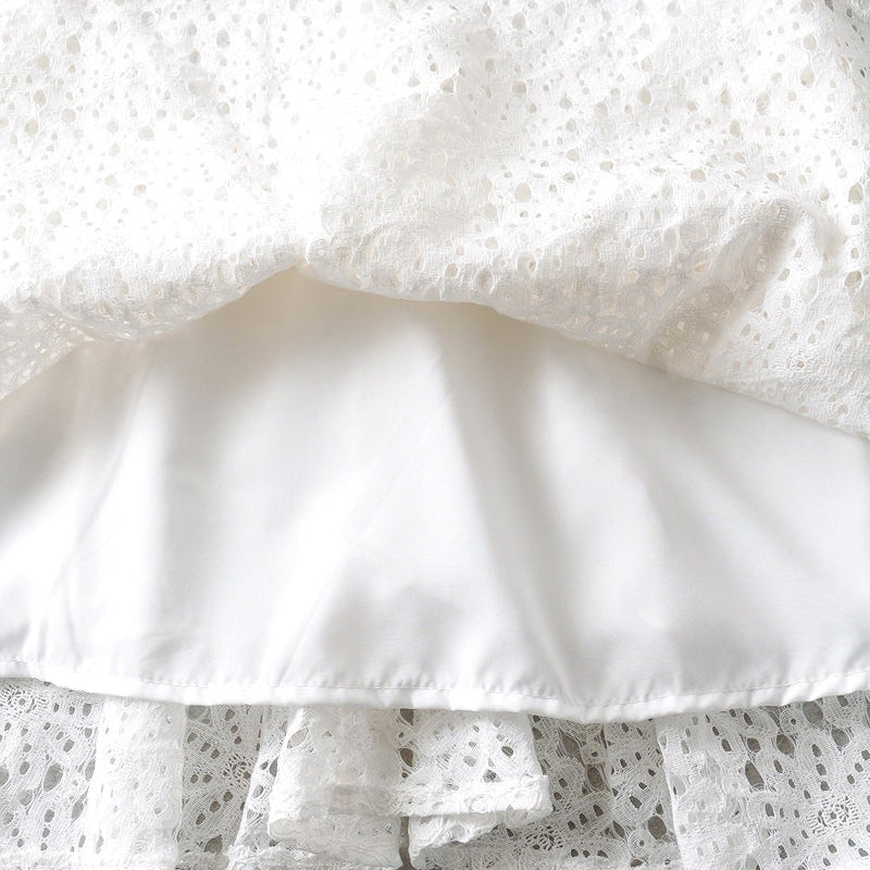 Elegant short lace dress with lining, perfect for stylish occasions and sophisticated looks