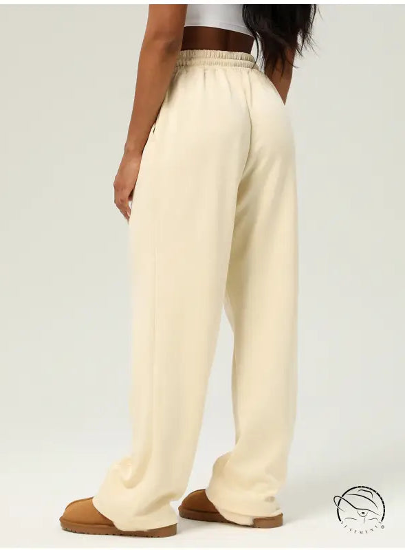 Cream-colored wide-leg casual fitness yoga pants with brown slippers