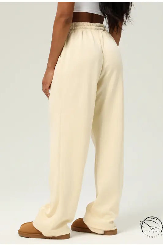 Cream-colored wide-leg casual fitness yoga pants with brown slippers