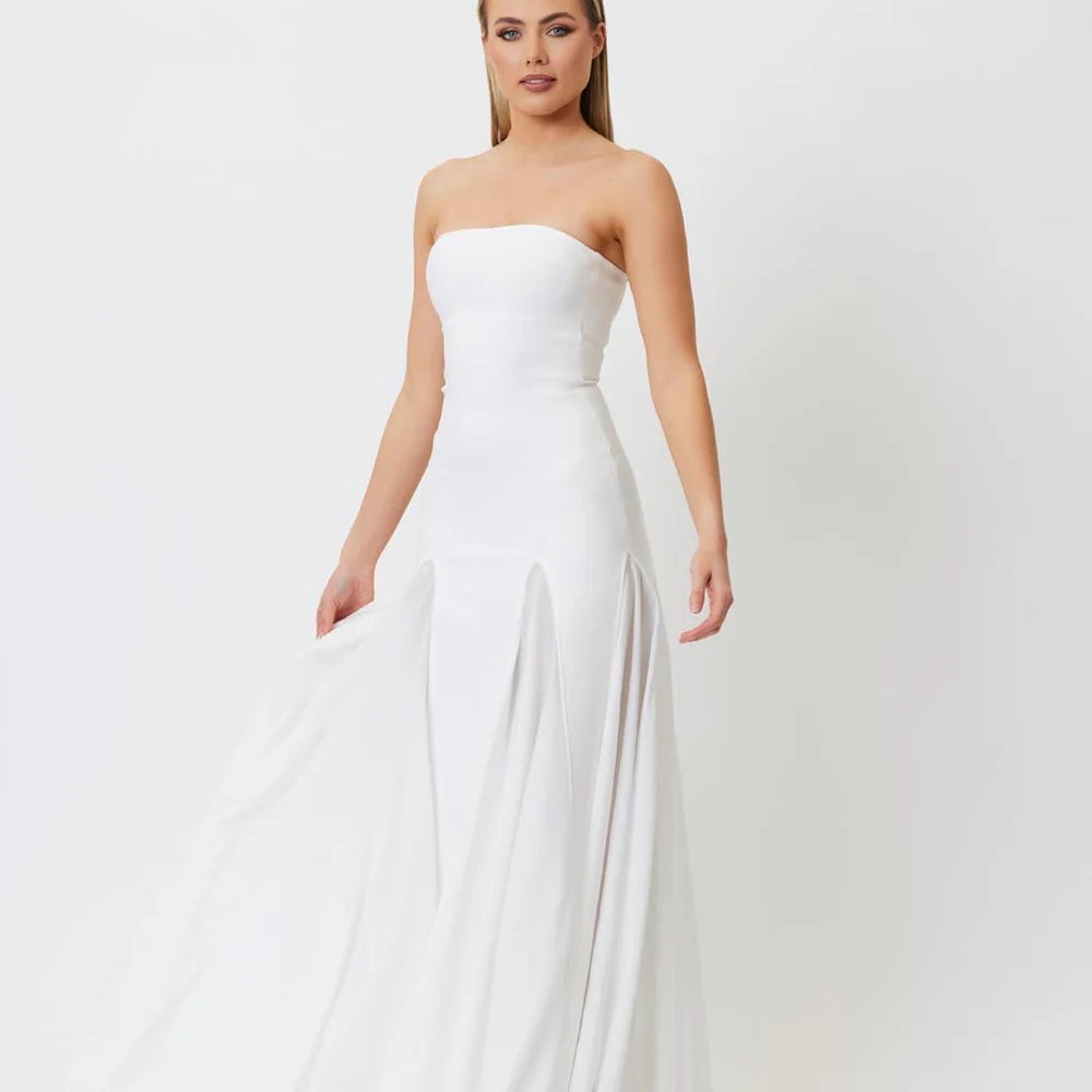 Strapless white wedding gown with a flowing skirt for elegant fashion and ملابس style