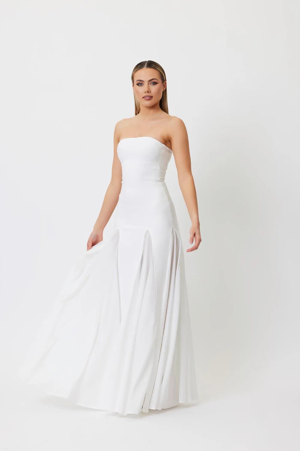 Strapless white wedding gown with a flowing skirt for elegant fashion and ملابس style