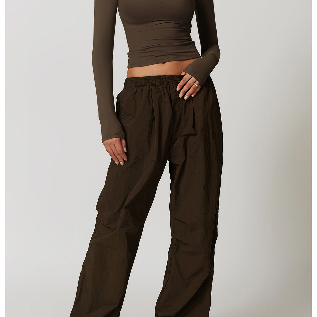 Olive-green long-sleeved top and baggy pants outfit for fashionable ملابس in winter