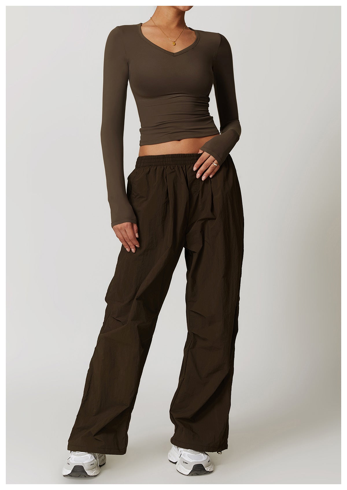 Olive-green long-sleeved top and baggy pants outfit for fashionable ملابس in winter