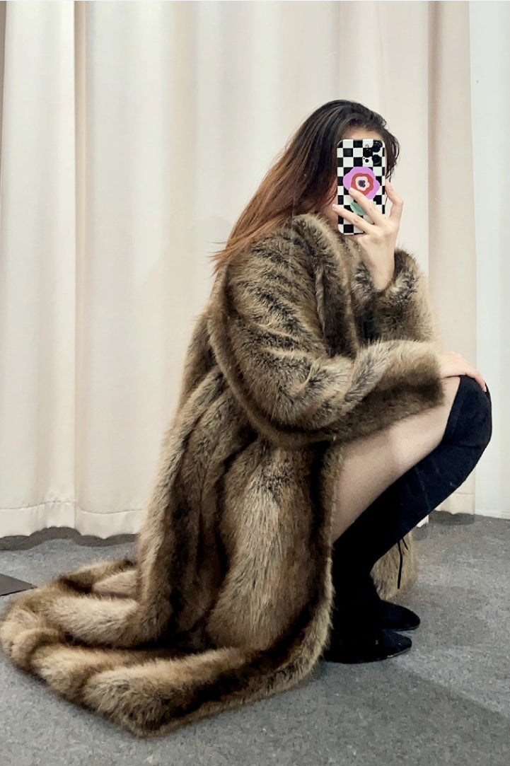 Elegant Cozy Fox Faux Fur Coat in Luxurious Langry Fashion