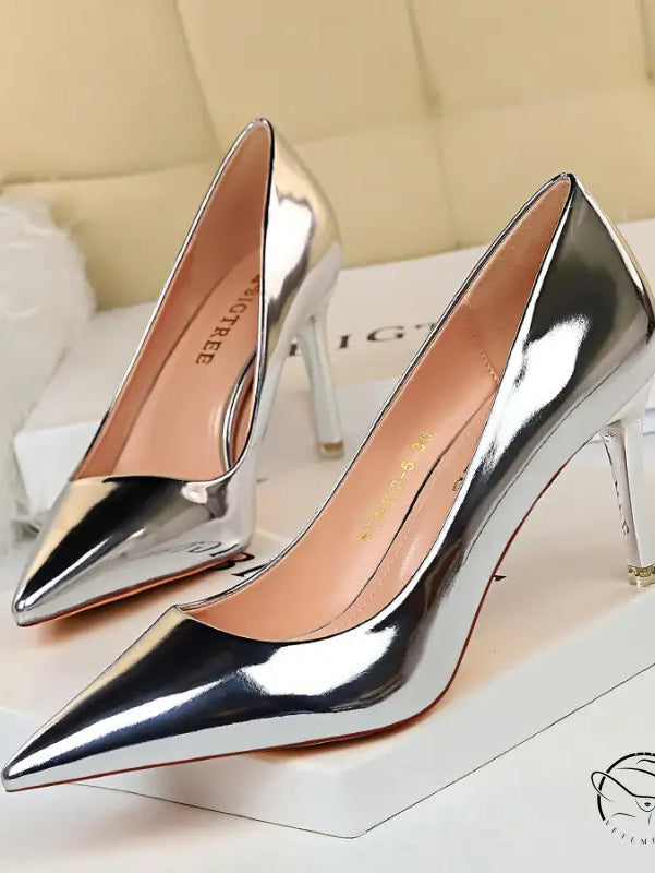 Elegant silver pointed-toe stiletto heels in fashionable langry metal design