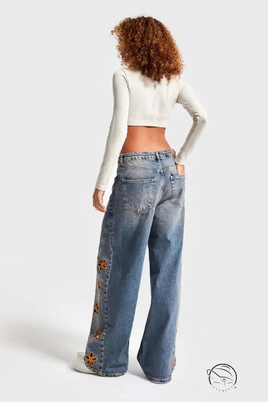 Fashionable high waist langry wide-leg jeans with floral embroidery in light blue denim