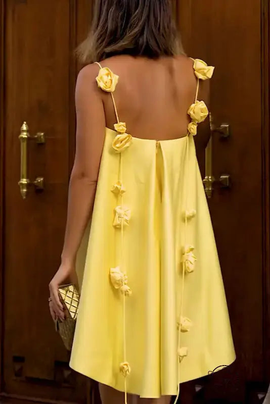 Casual loose vacation dress in yellow with floral embellishments