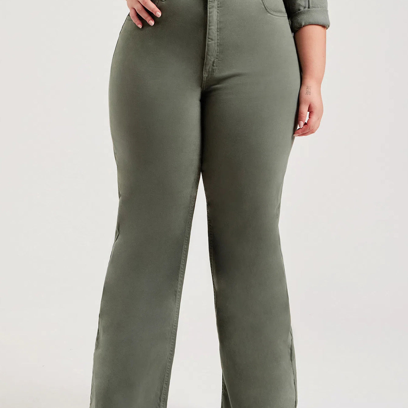 Olive green high-waisted flared jeans for women in stylish fashion ملابس