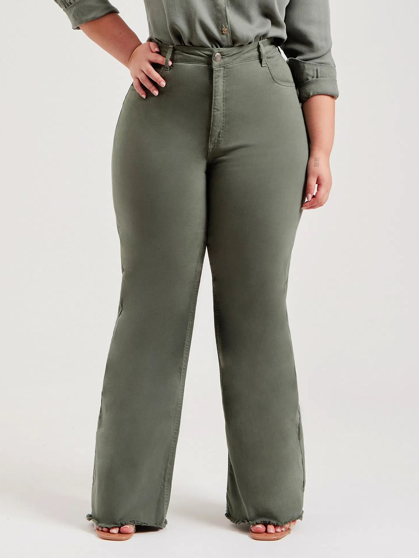 Olive green high-waisted flared jeans for women in stylish fashion ملابس