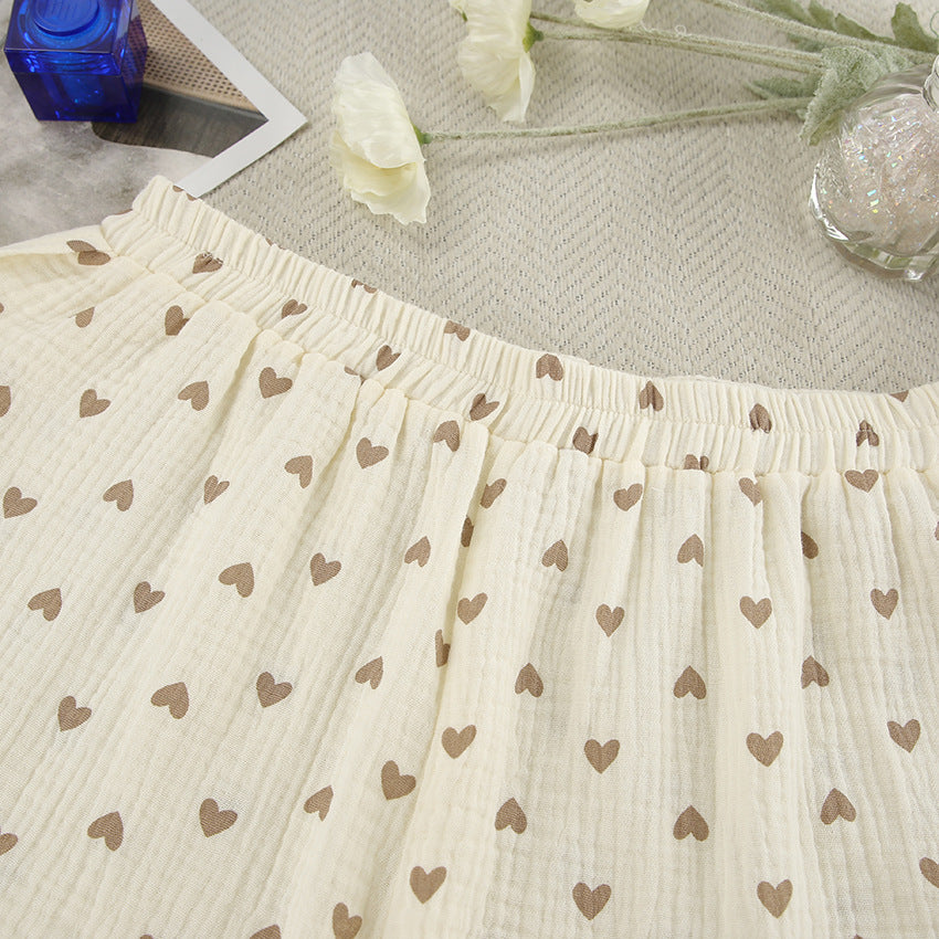 Cream-colored pleated cotton linen slit shorts with brown heart patterns for summer wear