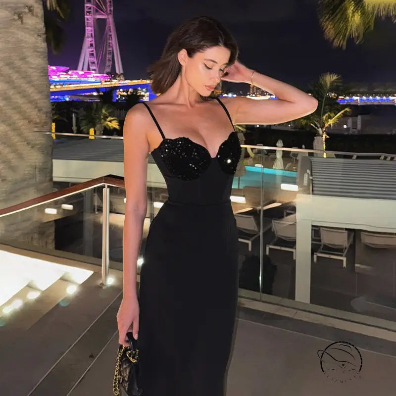 Elegant black evening gown with sweetheart neckline in langry fashion