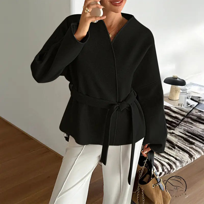 Black kimono-style blazer in langry fashion, long sleeve, tie waist