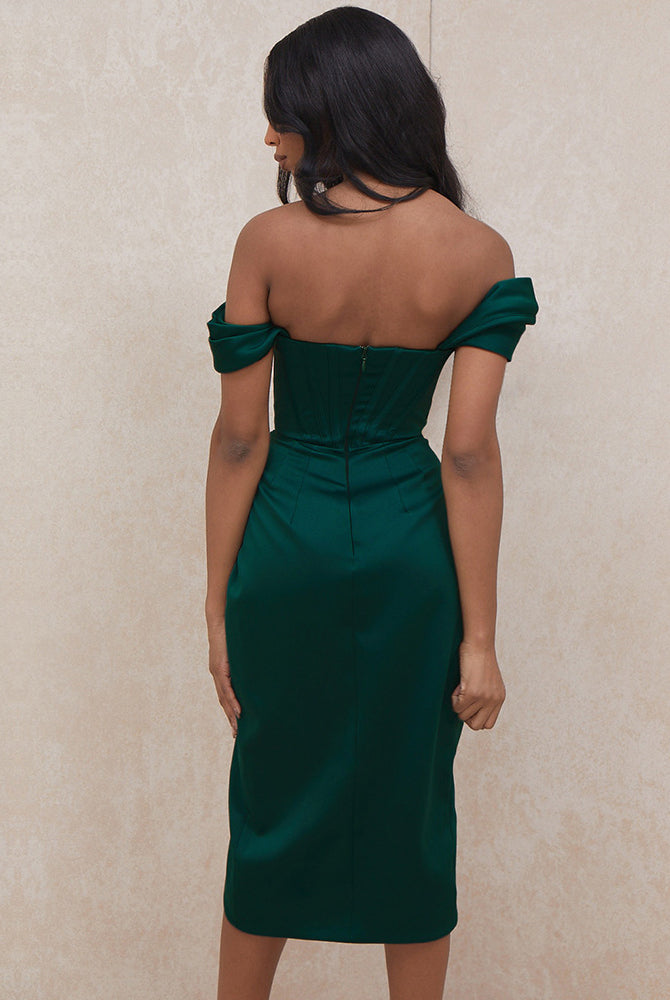 Elegant emerald green off-shoulder dress, perfect for trendy fashion occasions and ملابس